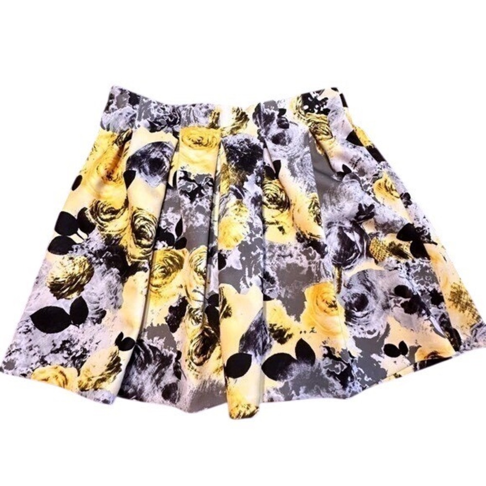 INC International Concepts Yellow Floral Rose Pleated Mini Skirt Size 8 Scuba